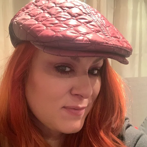 Quilted ombré distressed Burgundy Cap made of puffer like material - Picture 2 of 8